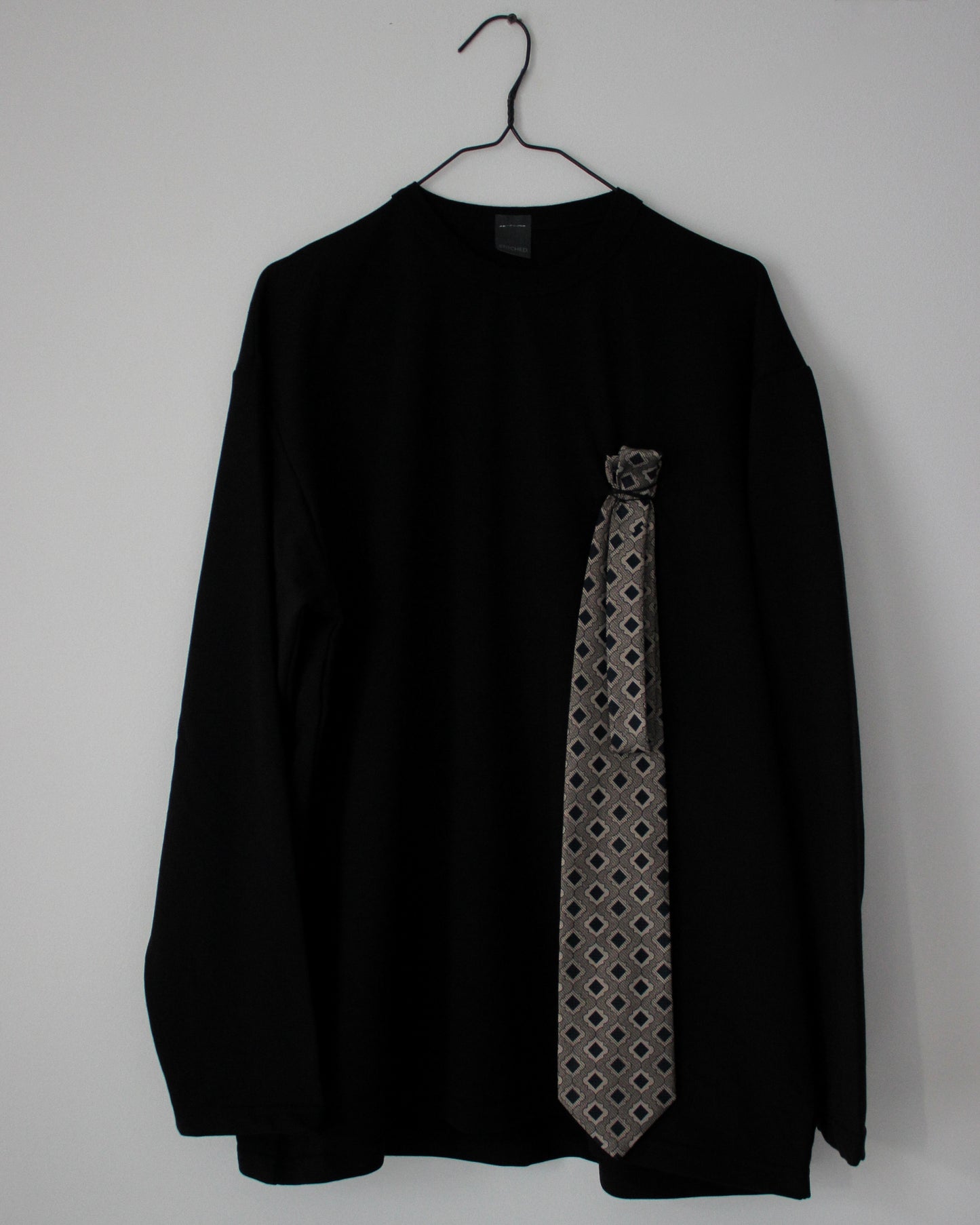 LONG-SLEEVE "BLACK TIE"