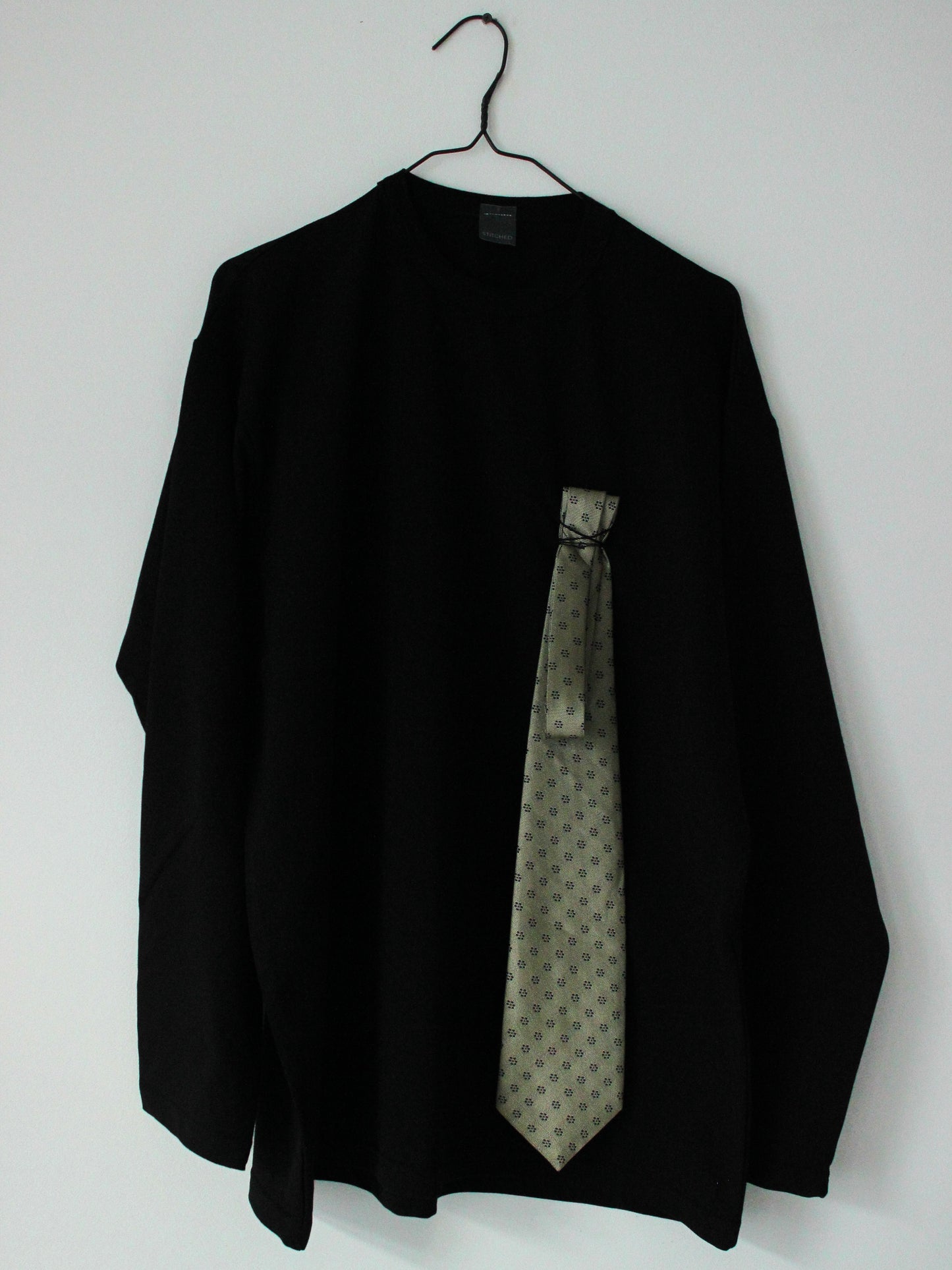 LONG-SLEEVE "BLACK TIE"