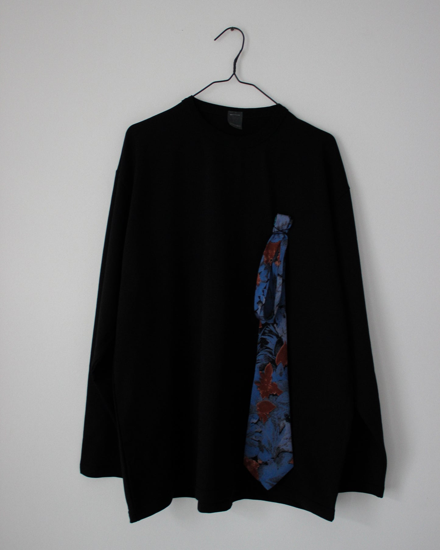 LONG-SLEEVE "BLACK TIE"