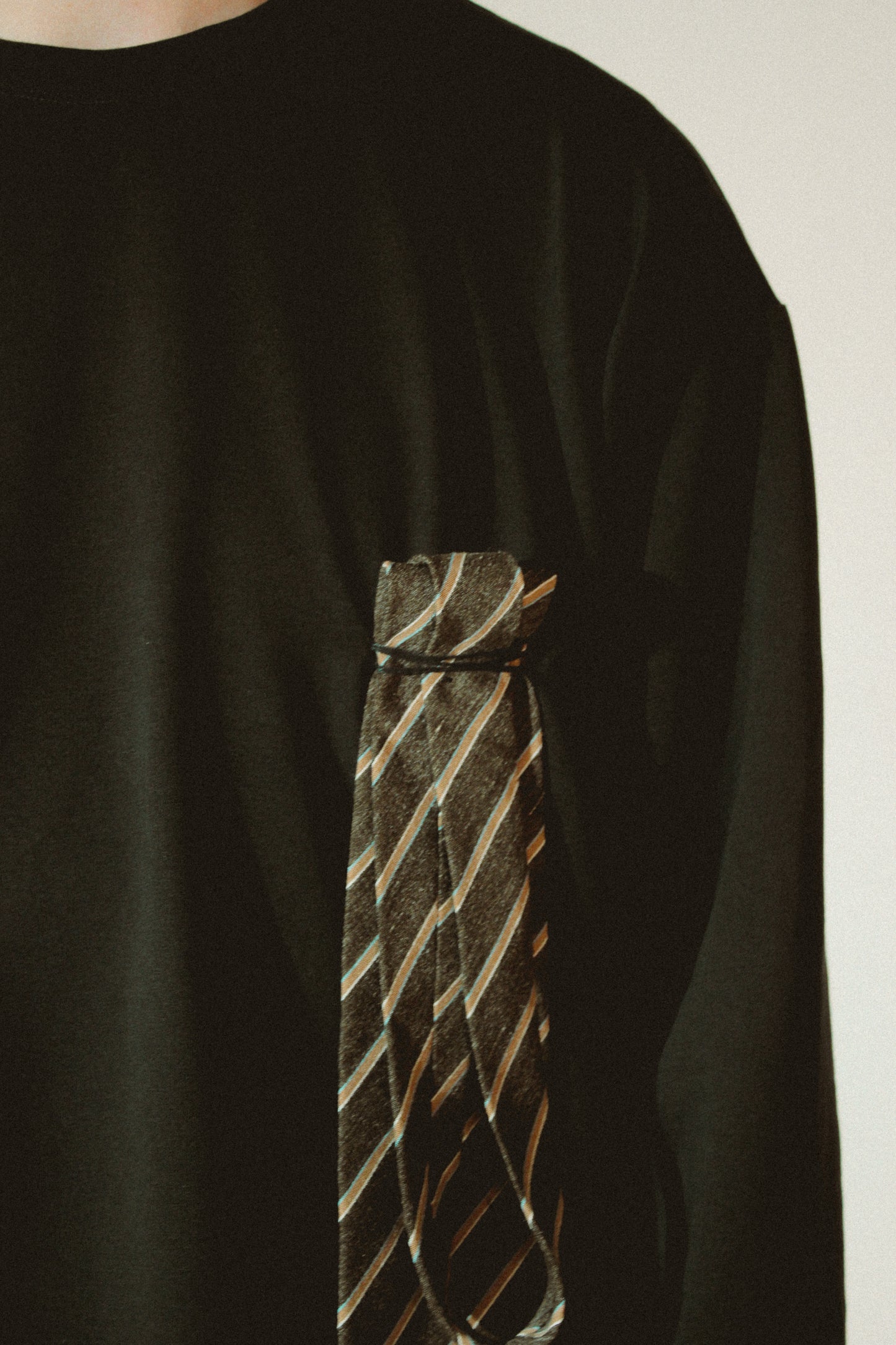 LONG-SLEEVE "BLACK TIE"