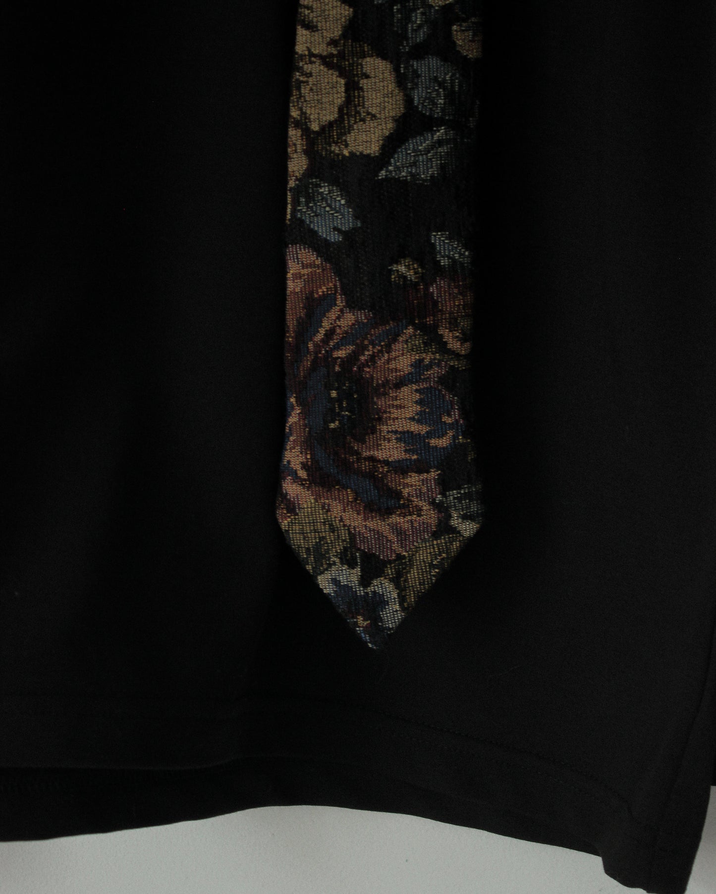LONG-SLEEVE "BLACK TIE" | FLORAL TAPESTRY