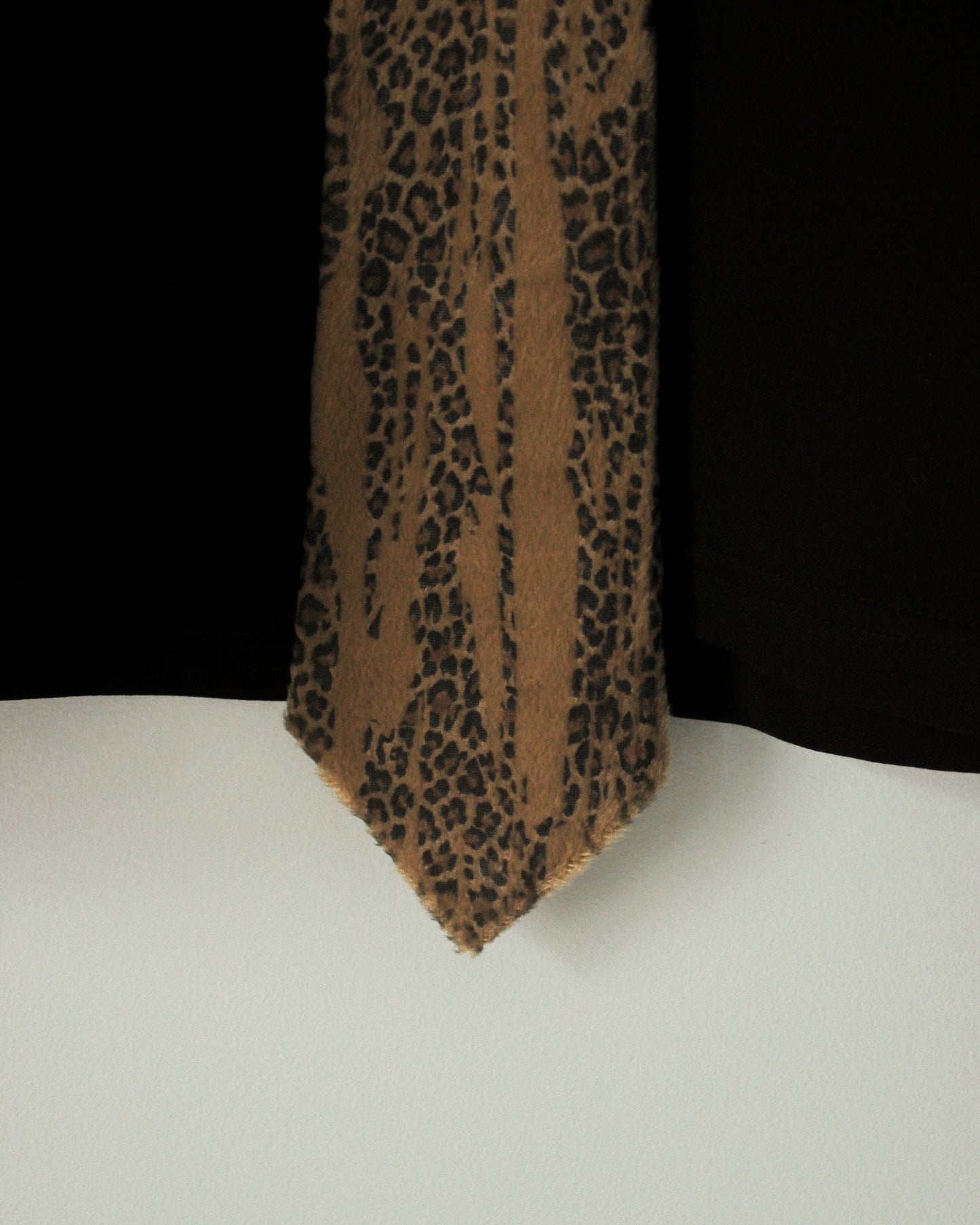 LONG-SLEEVE "BLACK TIE" | LEOPARD PILE