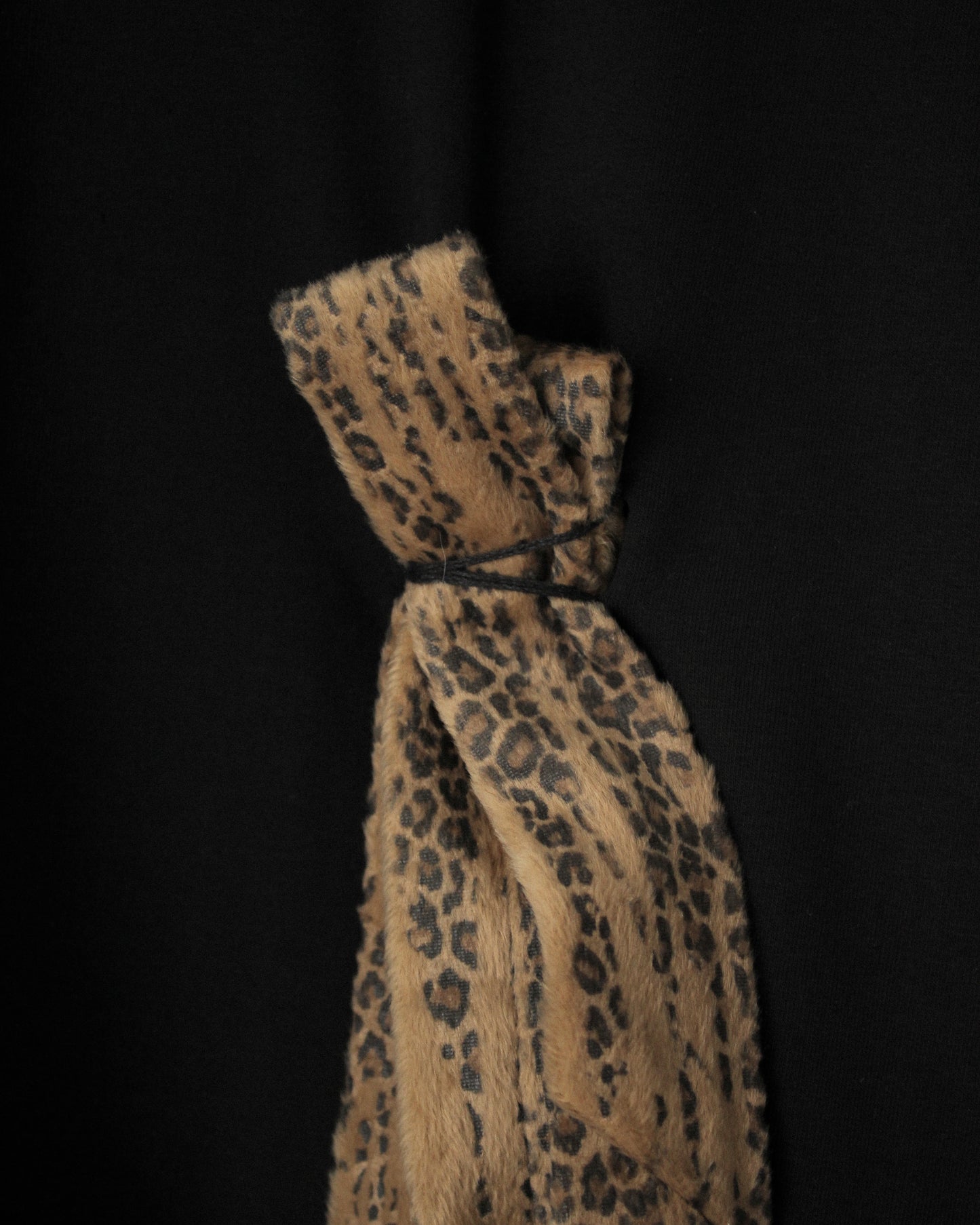LONG-SLEEVE "BLACK TIE" | LEOPARD PILE