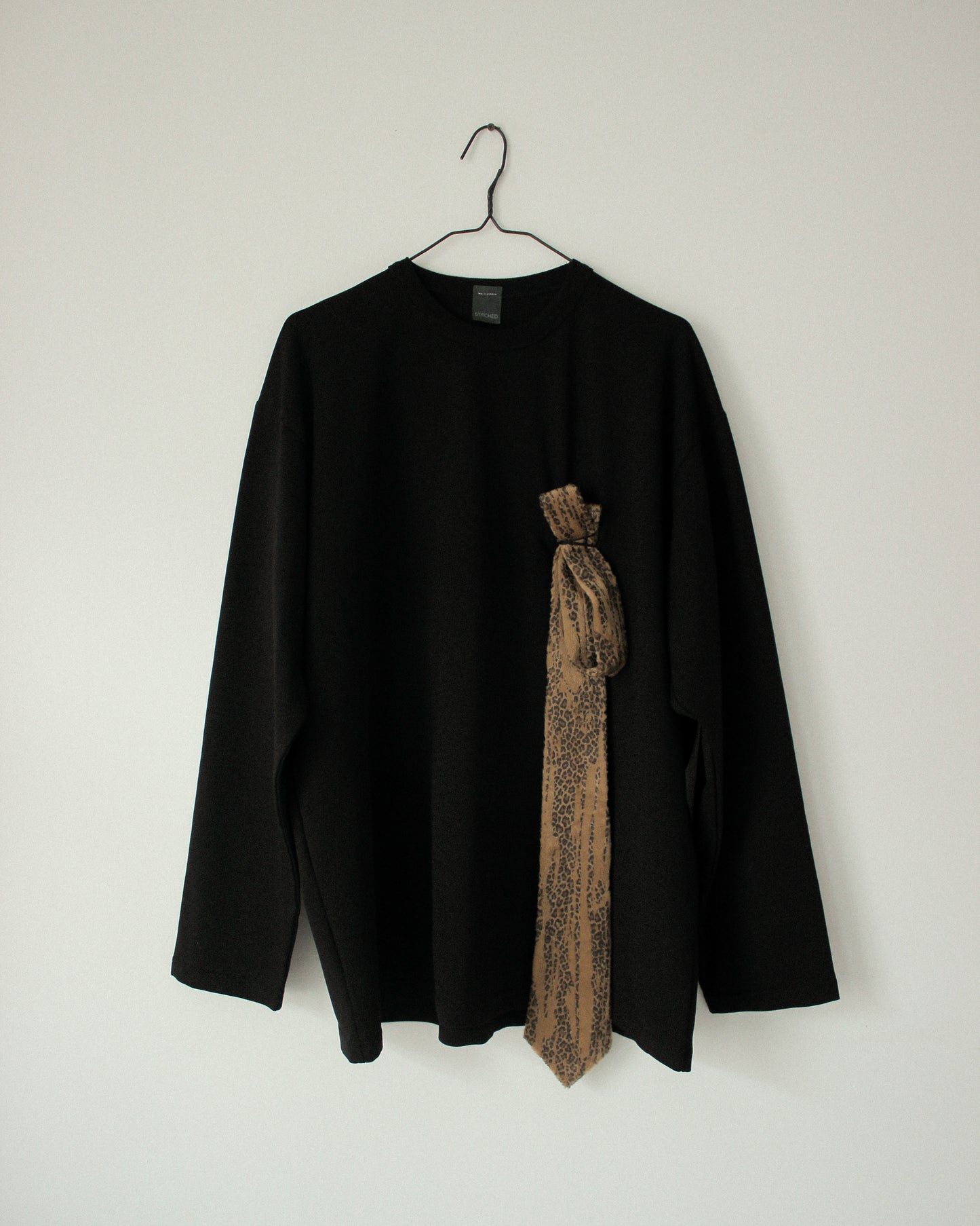 LONG-SLEEVE "BLACK TIE" | LEOPARD PILE