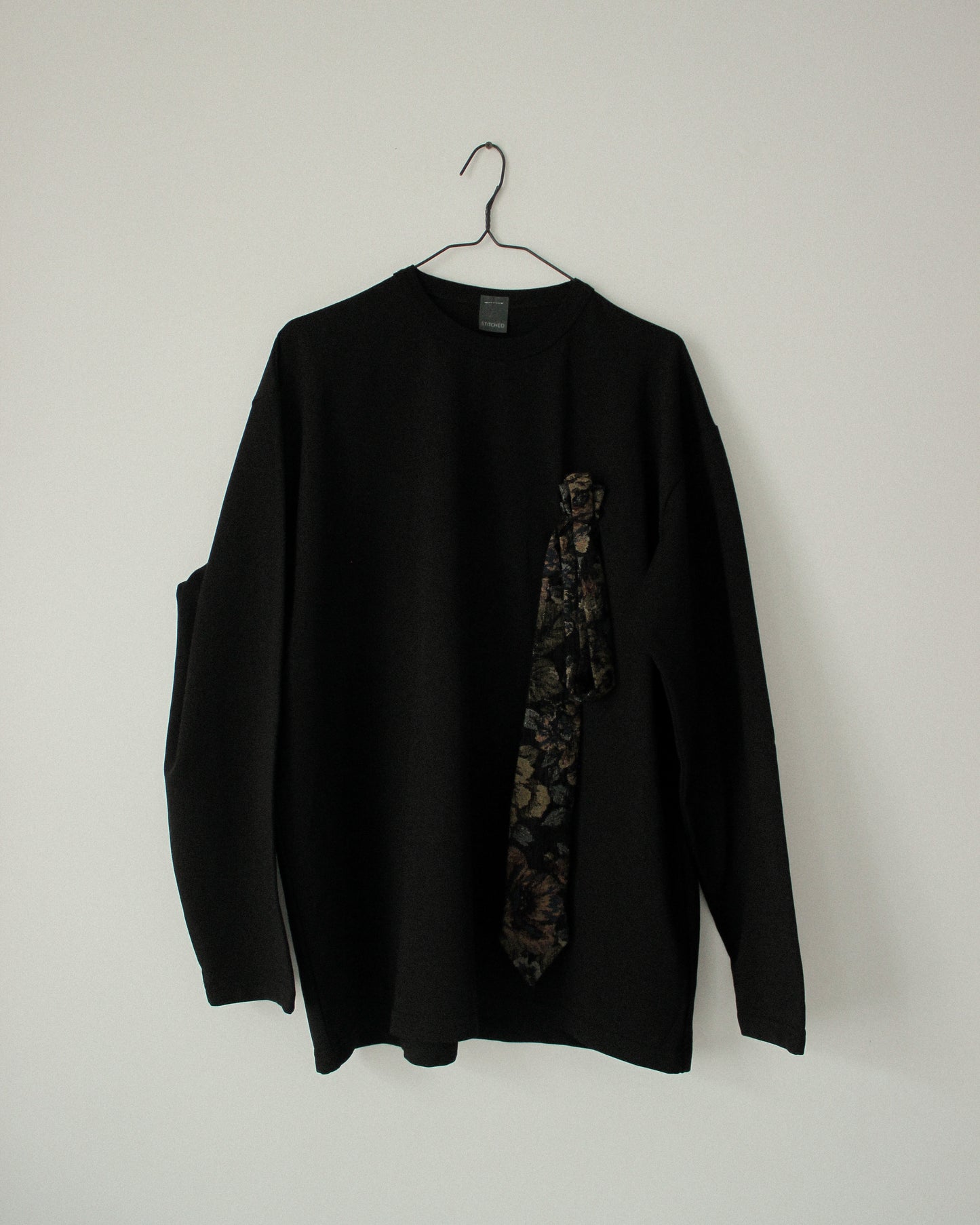 LONG-SLEEVE "BLACK TIE" | FLORAL TAPESTRY