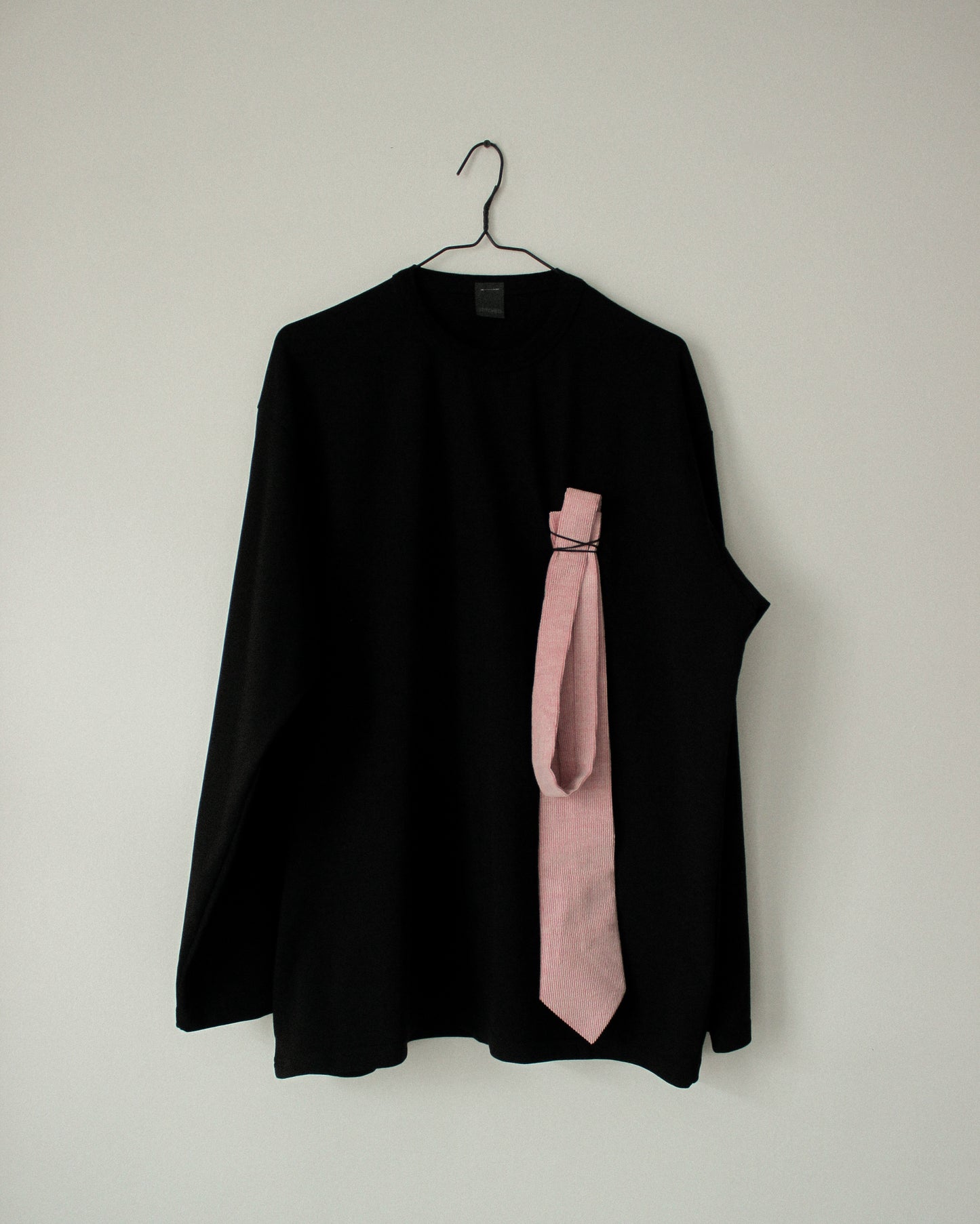 LONG-SLEEVE "BLACK TIE" | PINK VELVET